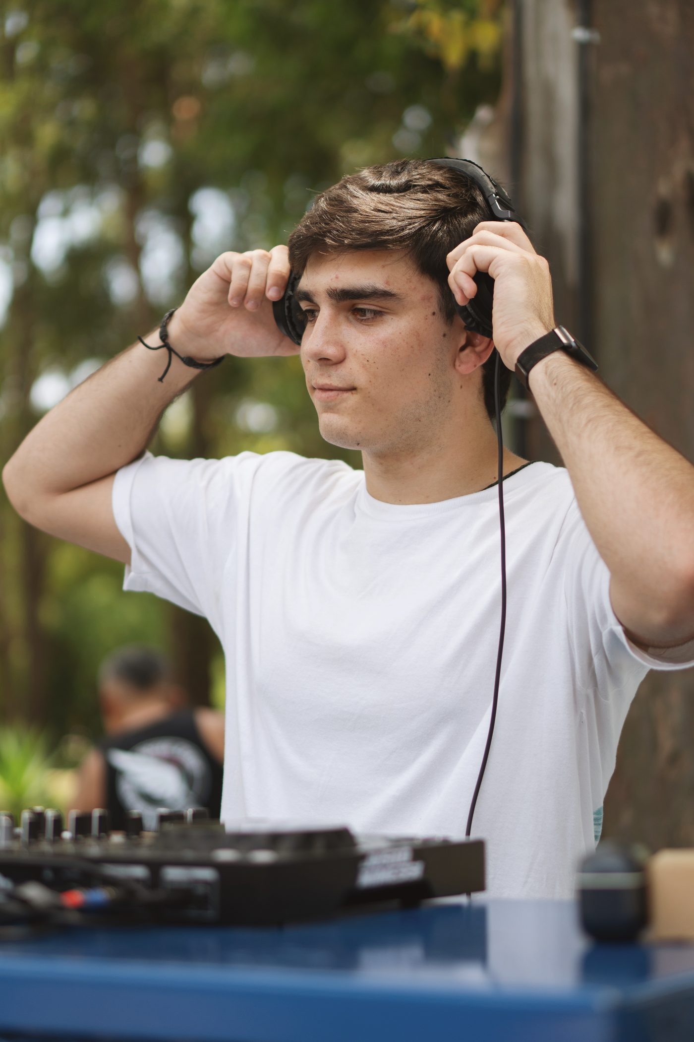 Justo Mimessi poniéndose los auriculares en un set de día